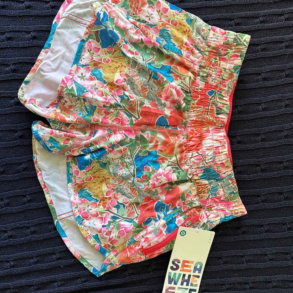 2018 SW Tracker Shorts V with matching uplifting scrunchie